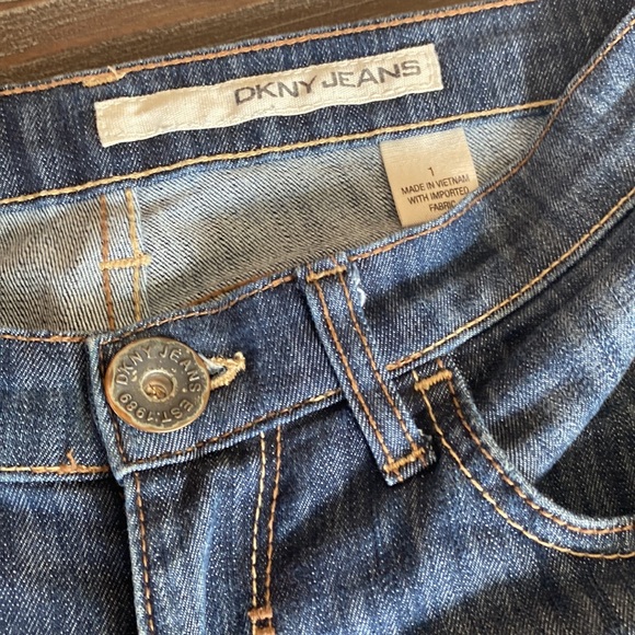 DKNY jeans denim capris in size 1. Made in Vietnam. - Picture 3 of 8